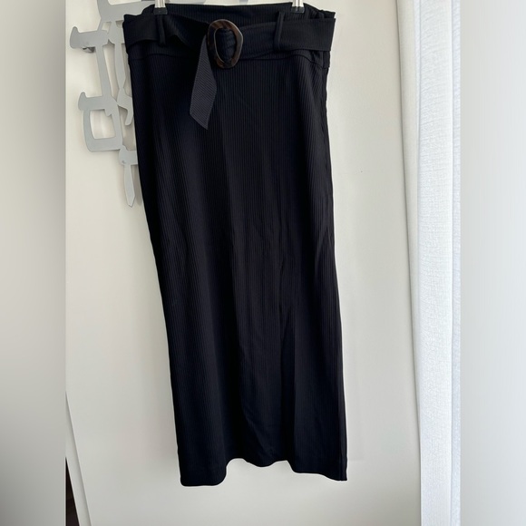 Black pencil skirt with belt - Picture 2 of 4